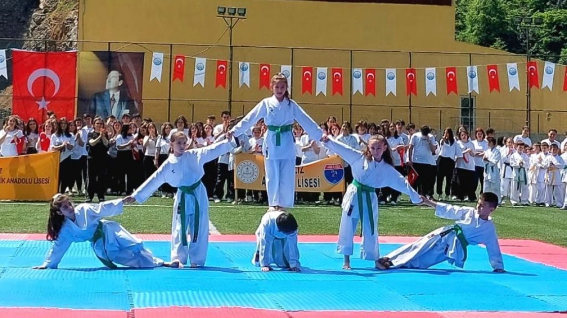 19 Mayıs Atatürk'ü Anma, Gençlik ve Spor Bayramı'nda Öğrencilerimizin Karate Gösterisi İzleyenleri Gururlandırdı!